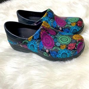 Lightly used crocs clogs women sz 9